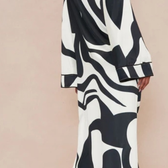 Black and White Abstract Kaftan NWT sold out style runs big - Picture 4 of 8
